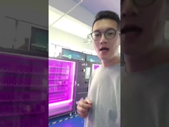 Δύο σε ένα μεγάλο μηχάνημα πωλήσεων