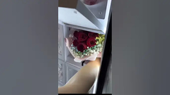 Αγοράζει φρέσκα λουλούδια στο χωράφι