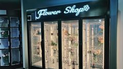 Φρέσκο μηχάνημα λουλουδιών, διαφανές ντουλάπι στο ψυγείο.