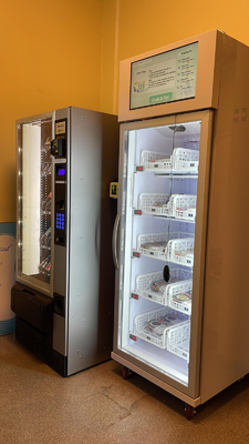Η αρπαγή Ν νωπών καρπών αυγών πηγαίνει έξυπνη μηχανή πώλησης ψυγείων με τον αναγνώστη καρτών