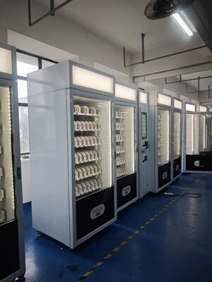 Μηχάνημα αυτόματης πώλησης σνακ με μεγάλη οθόνη αφής και φωτεινή επιγραφή στην κορυφή για βελτιωμένη ορατότητα και απόδοση πώλησης